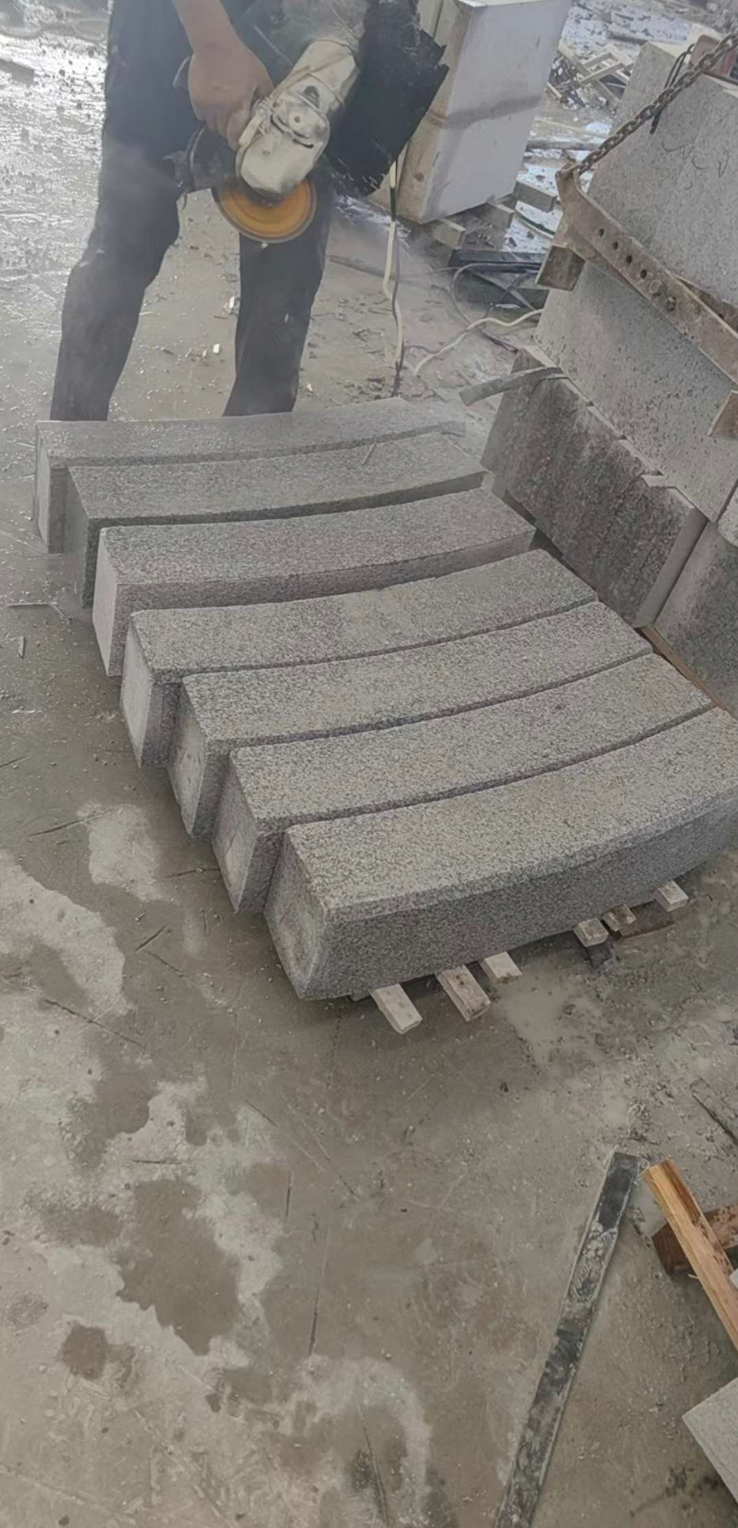 中卫芝麻白弧形路牙石